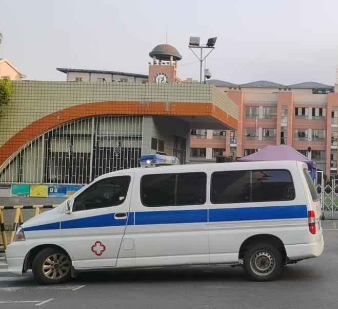 雷鸣镇救护车出租护送骨折病人一公里多少钱